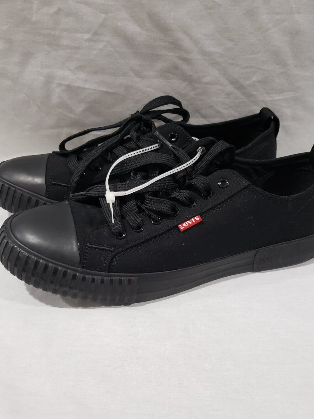 Men’s Levis Strauss Size 9.5 Low Top Sneakers Tennis Shoes Canvas Black